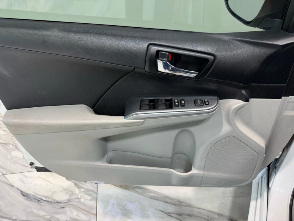 2013 Toyota Camry Image 8