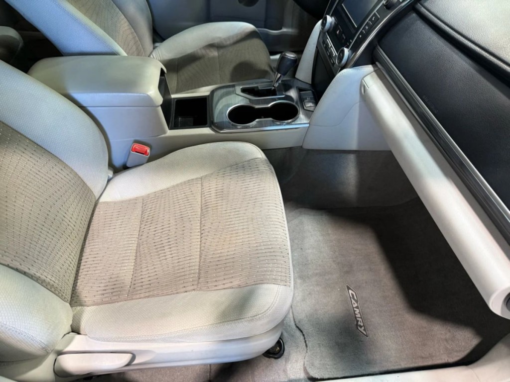 2013 Toyota Camry Image 20
