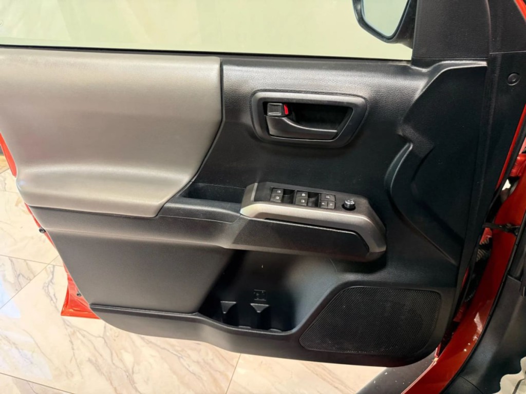 2016 Toyota Tacoma Image 10