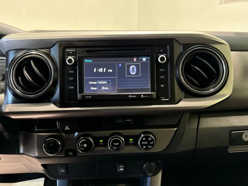 2016 Toyota Tacoma Image 18