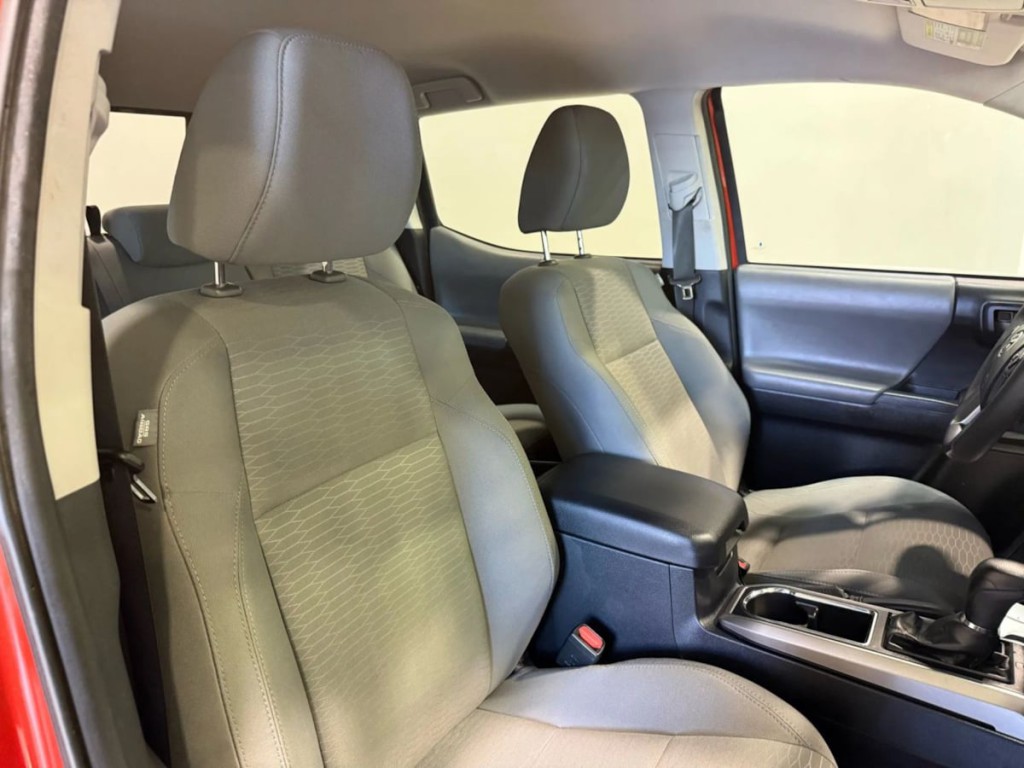 2016 Toyota Tacoma Image 25