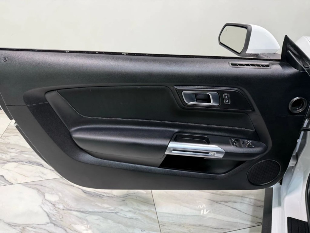 2022 Ford Mustang Image 8