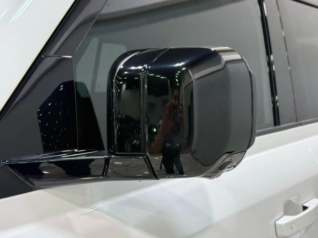 2024 Land Rover Defender Image 9