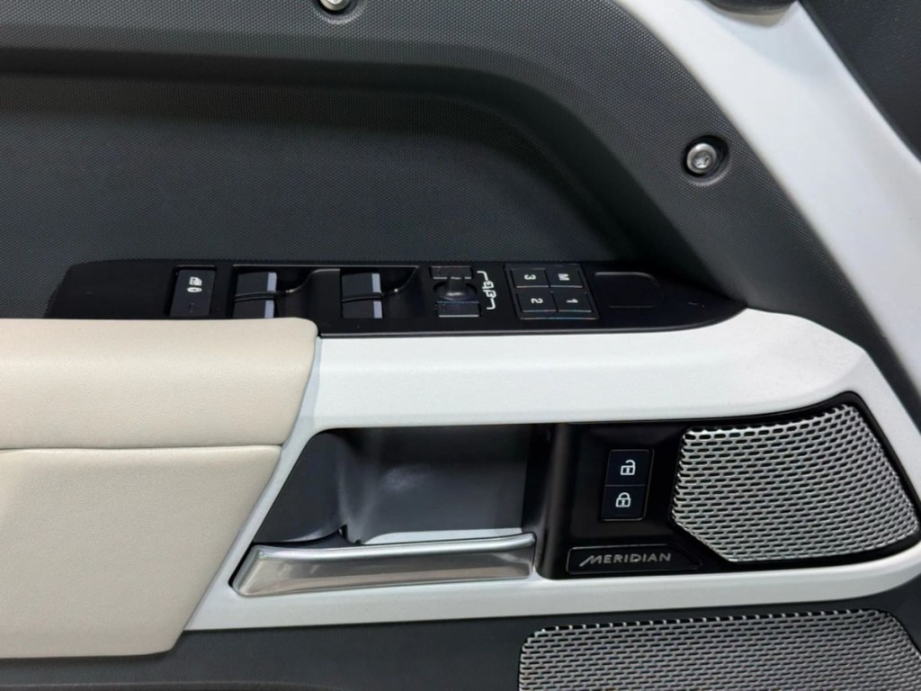 2024 Land Rover Defender Image 11