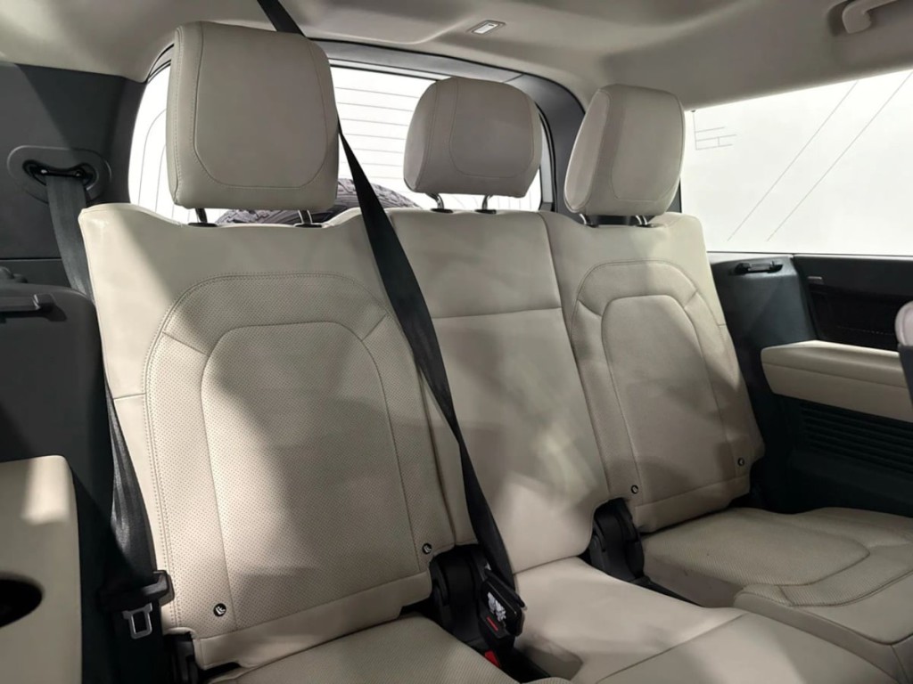 2024 Land Rover Defender Image 23