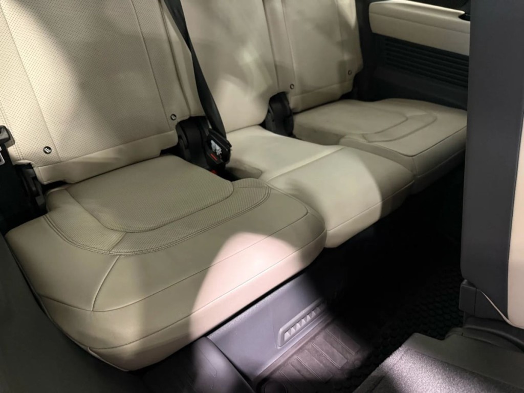 2024 Land Rover Defender Image 24