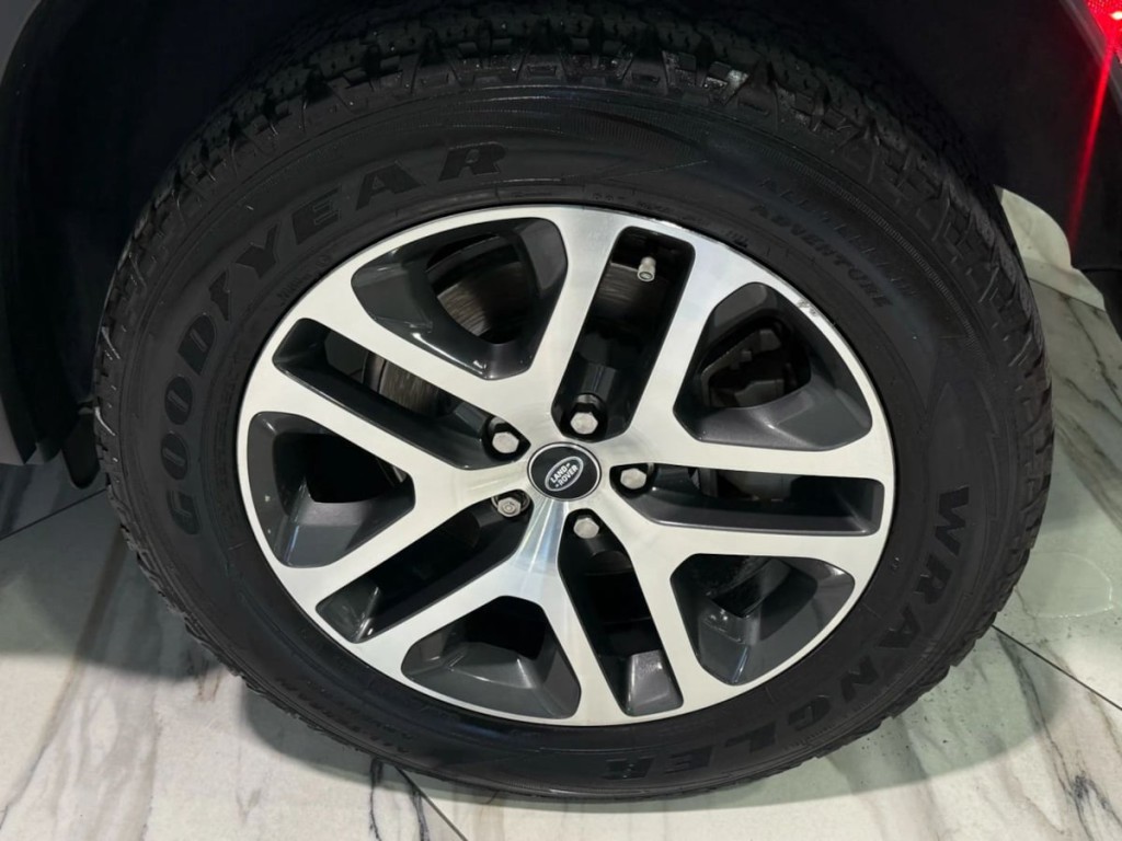 2024 Land Rover Defender Image 25