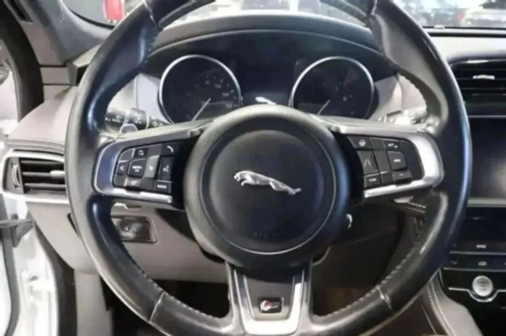 2020 Jaguar F-PACE Image 15