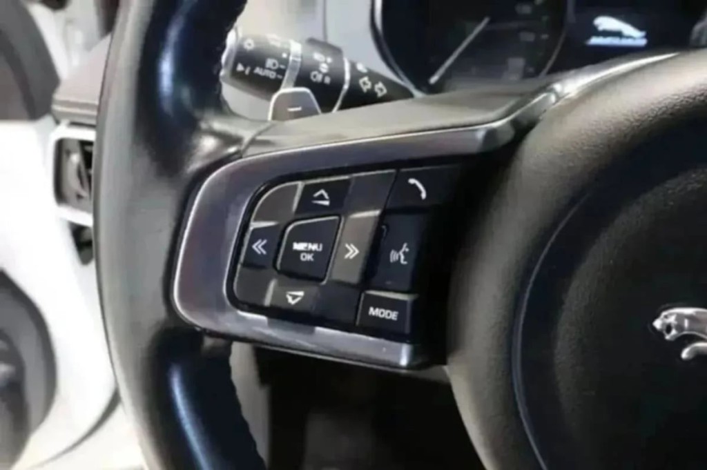 2020 Jaguar F-PACE Image 16