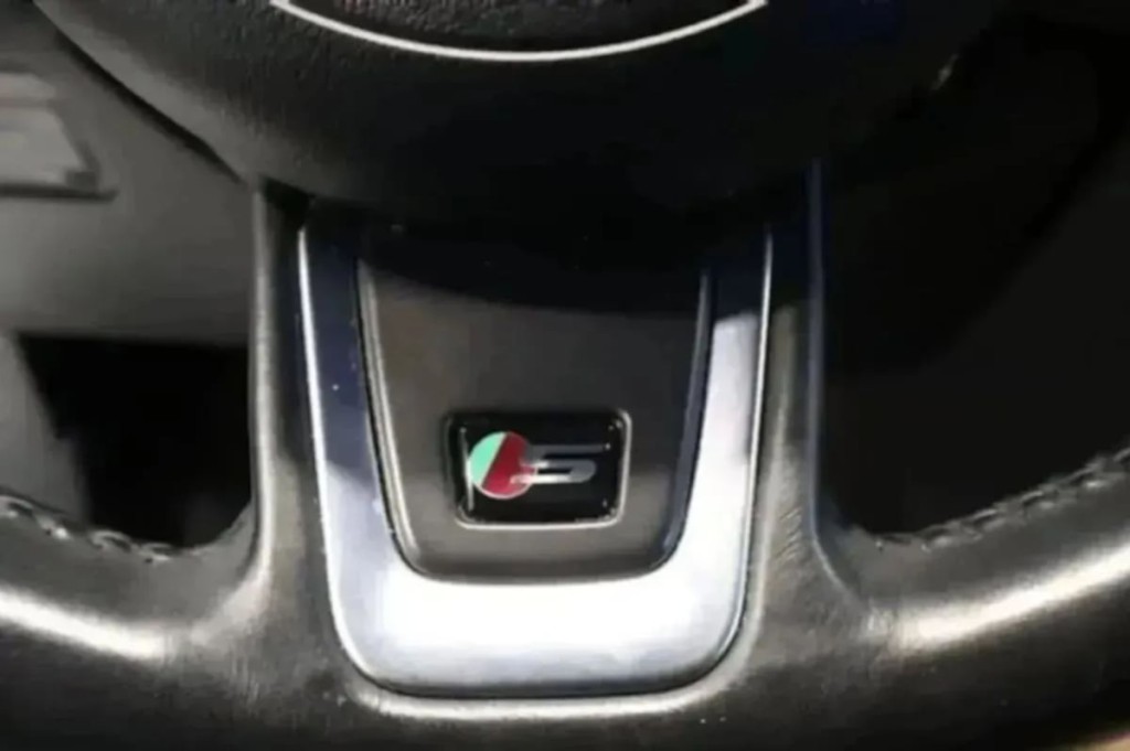 2020 Jaguar F-PACE Image 18