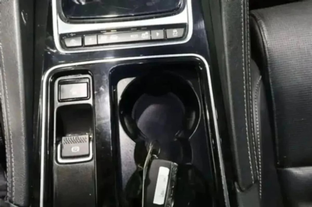 2020 Jaguar F-PACE Image 24