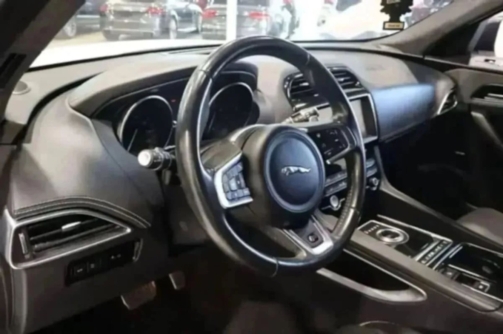 2020 Jaguar F-PACE Image 28