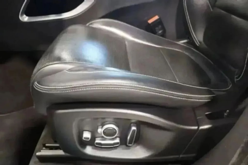 2020 Jaguar F-PACE Image 29