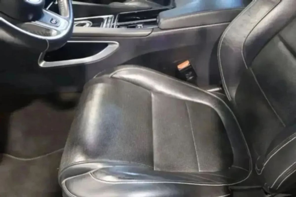 2020 Jaguar F-PACE Image 30