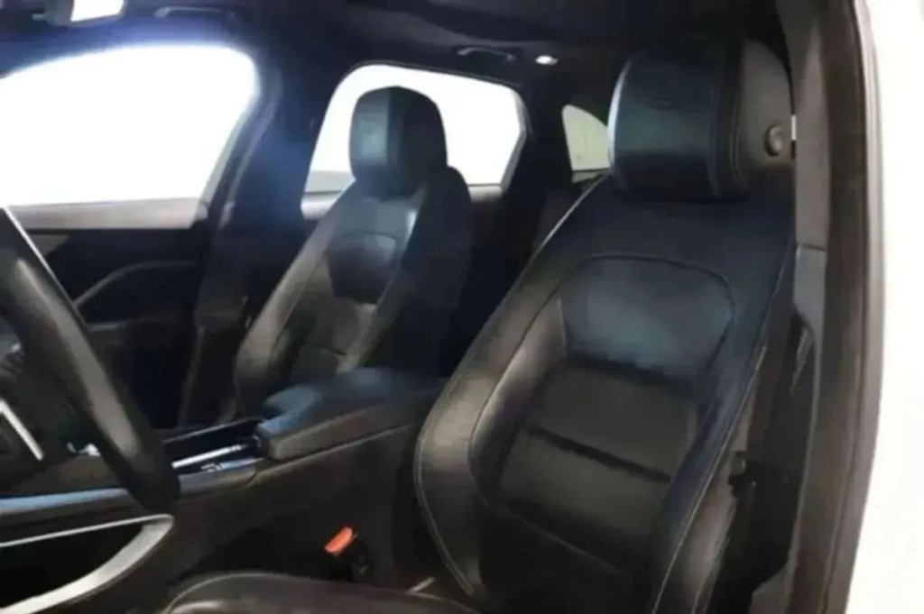 2020 Jaguar F-PACE Image 31