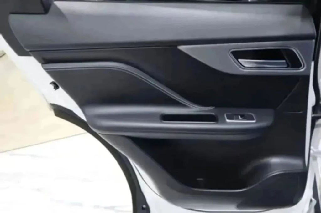 2020 Jaguar F-PACE Image 32