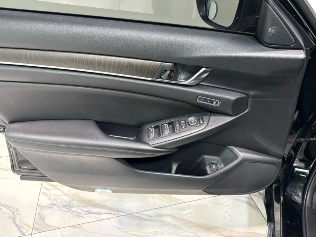 2019 Honda Accord Image 12
