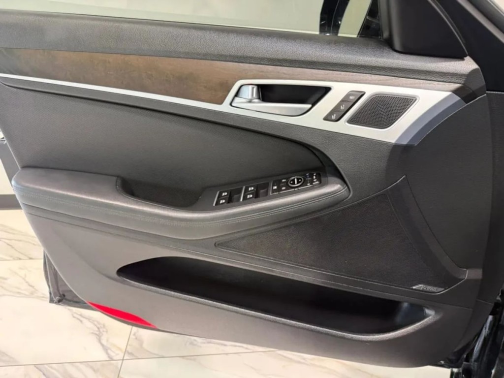 2017 Genesis G80 Image 12