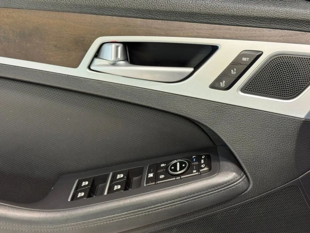 2017 Genesis G80 Image 13