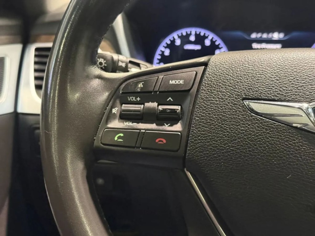 2017 Genesis G80 Image 16