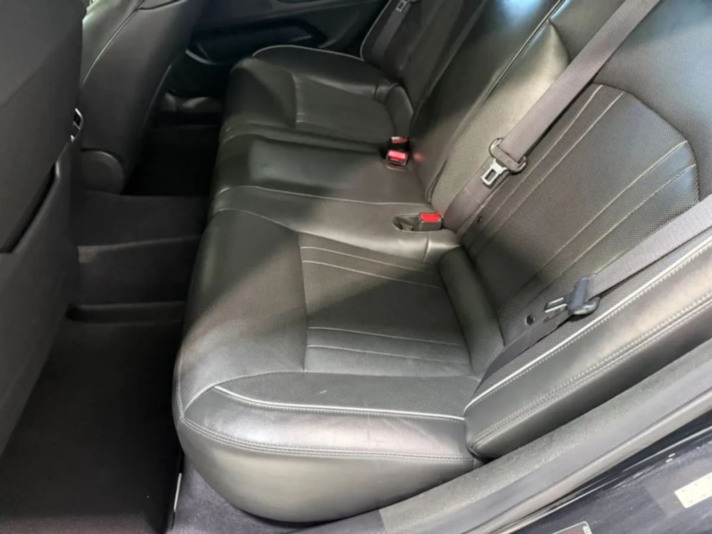 2017 Genesis G80 Image 25