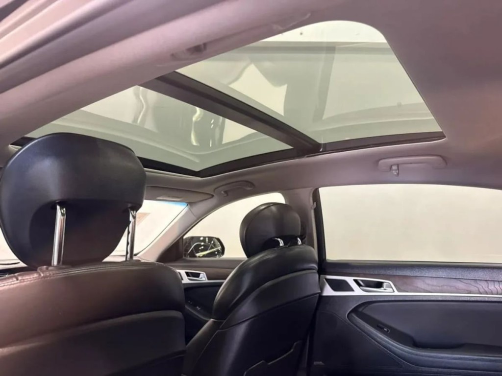 2017 Genesis G80 Image 26