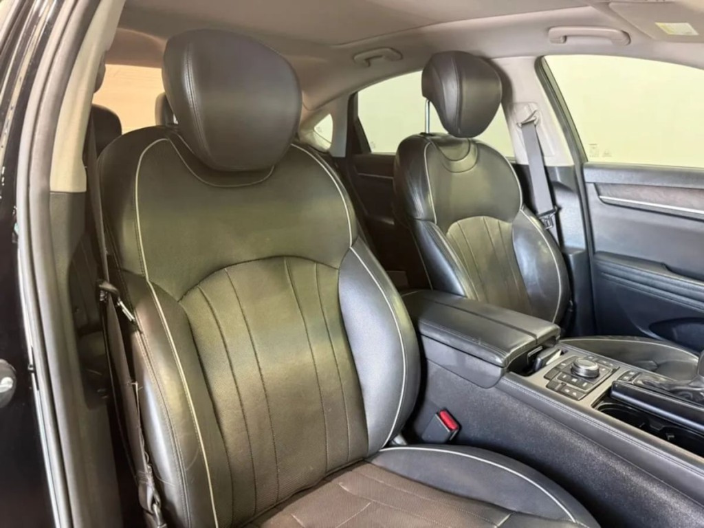 2017 Genesis G80 Image 27