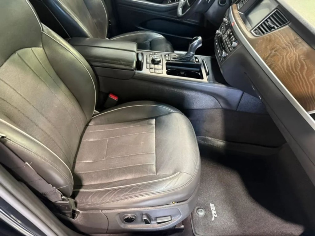 2017 Genesis G80 Image 28