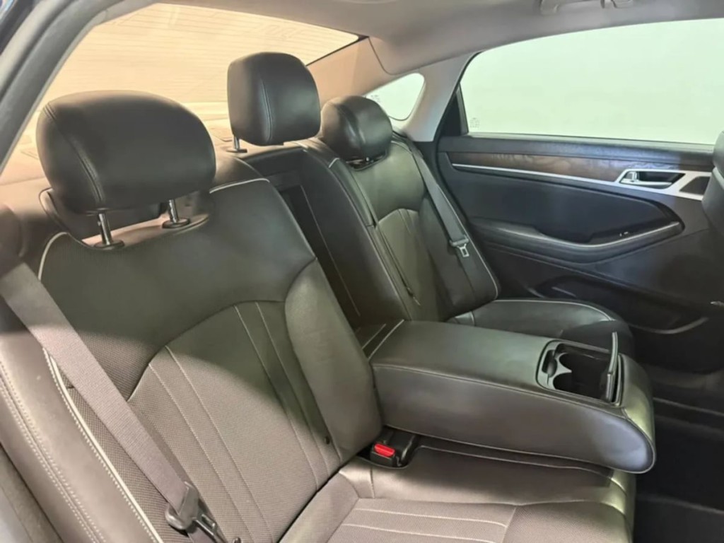 2017 Genesis G80 Image 29