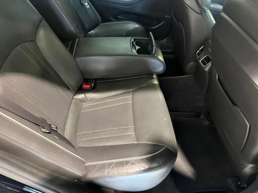 2017 Genesis G80 Image 30