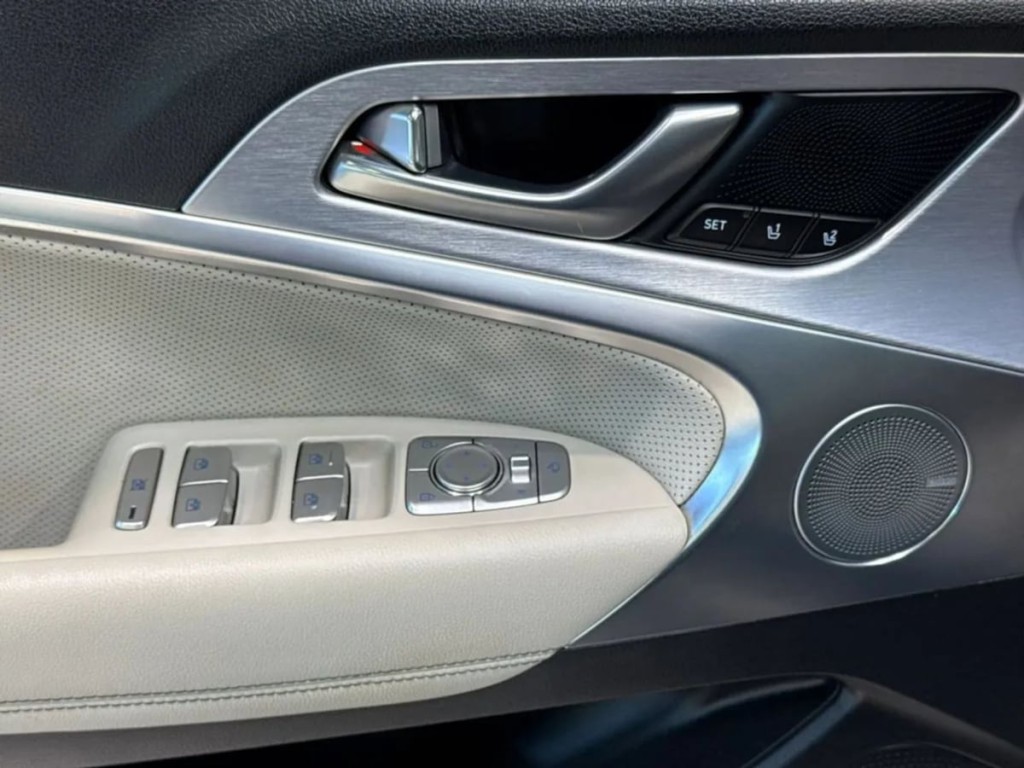 2019 Genesis G70 Image 13