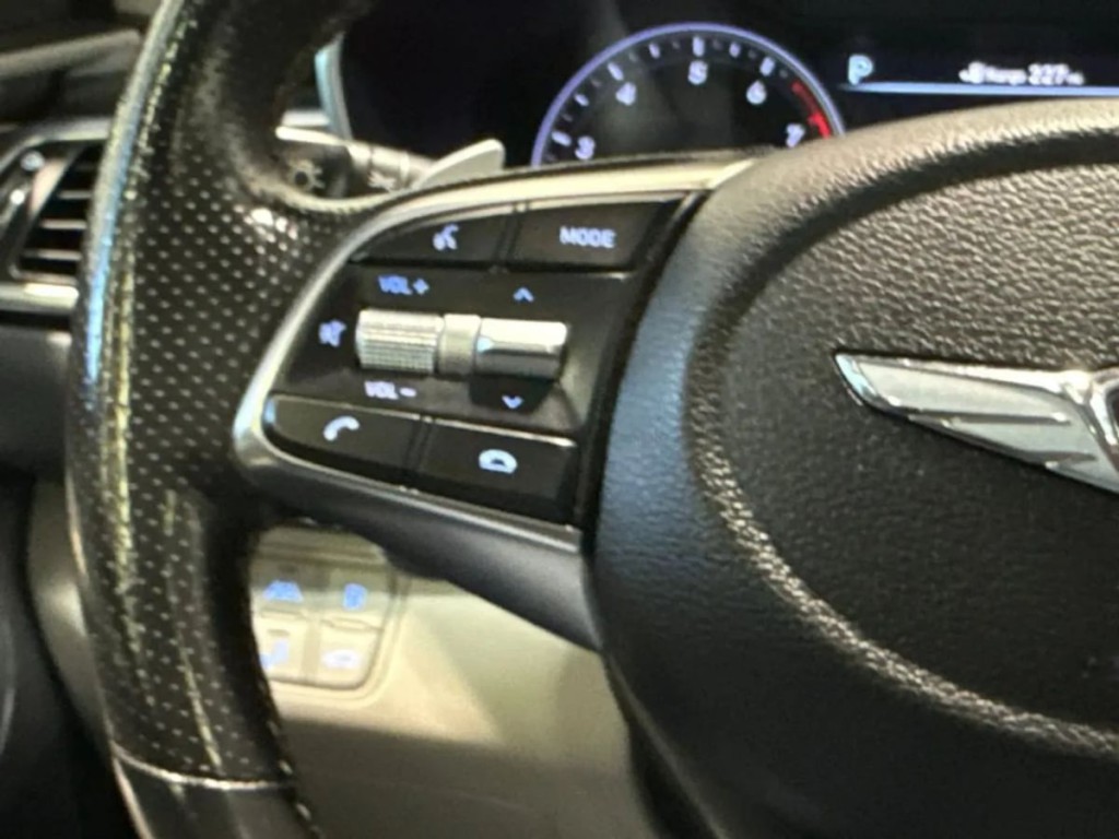 2019 Genesis G70 Image 16