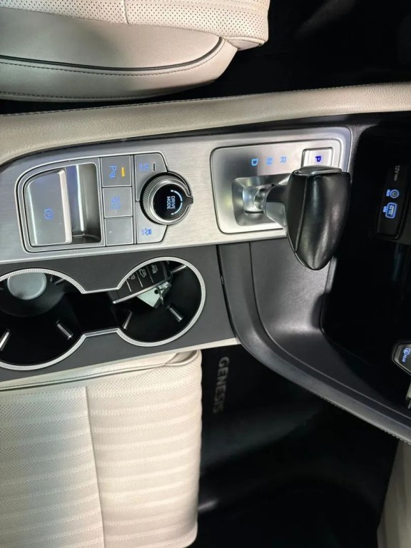 2019 Genesis G70 Image 21