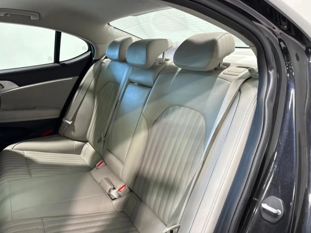 2019 Genesis G70 Image 24