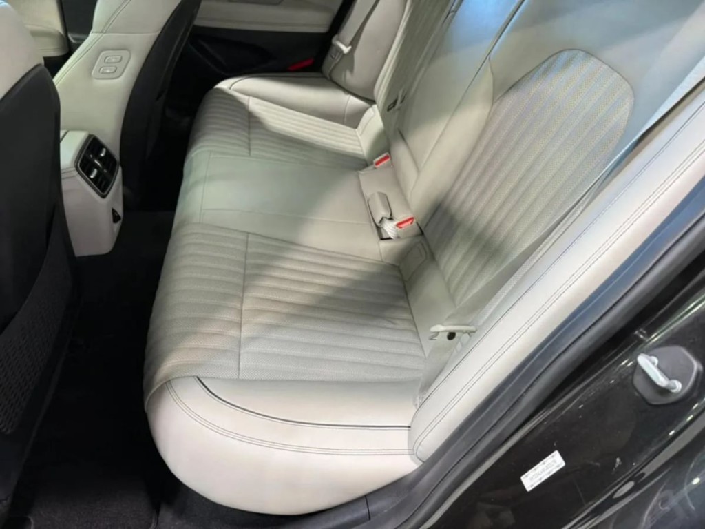 2019 Genesis G70 Image 25