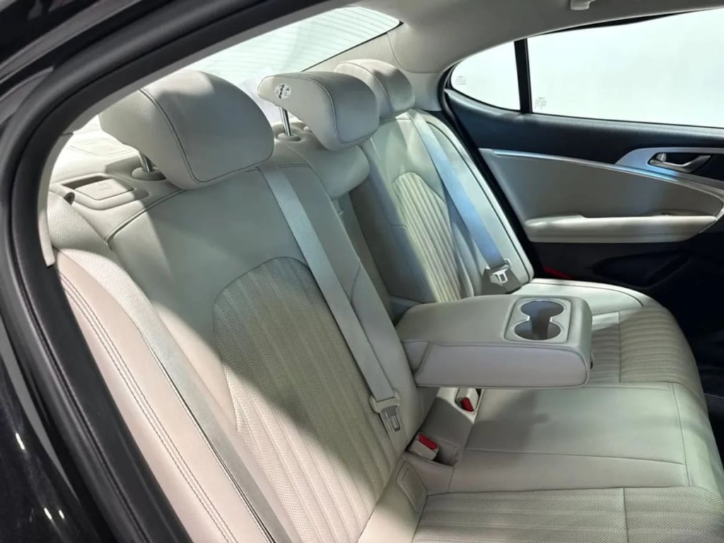 2019 Genesis G70 Image 29