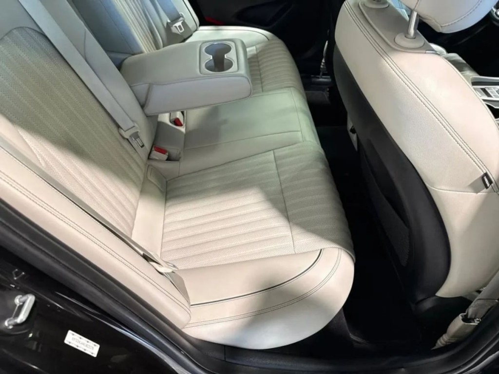 2019 Genesis G70 Image 30