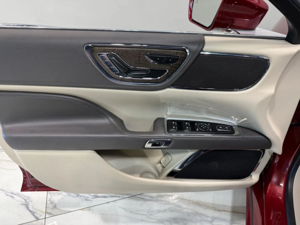 2018 Lincoln Continental Image 12