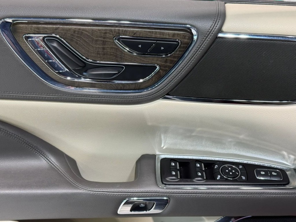 2018 Lincoln Continental Image 13