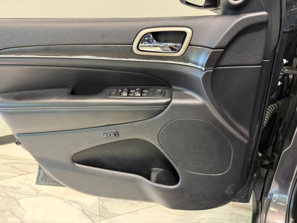 2017 Jeep Grand Cherokee Image 12