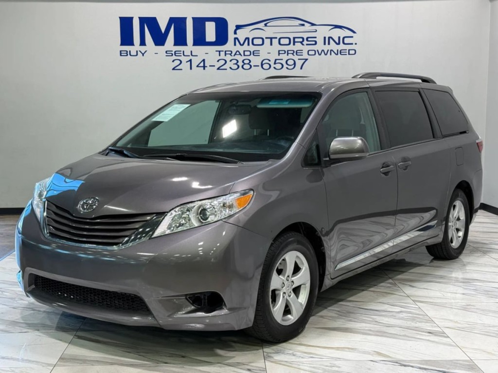 2017 Toyota Sienna Image 1