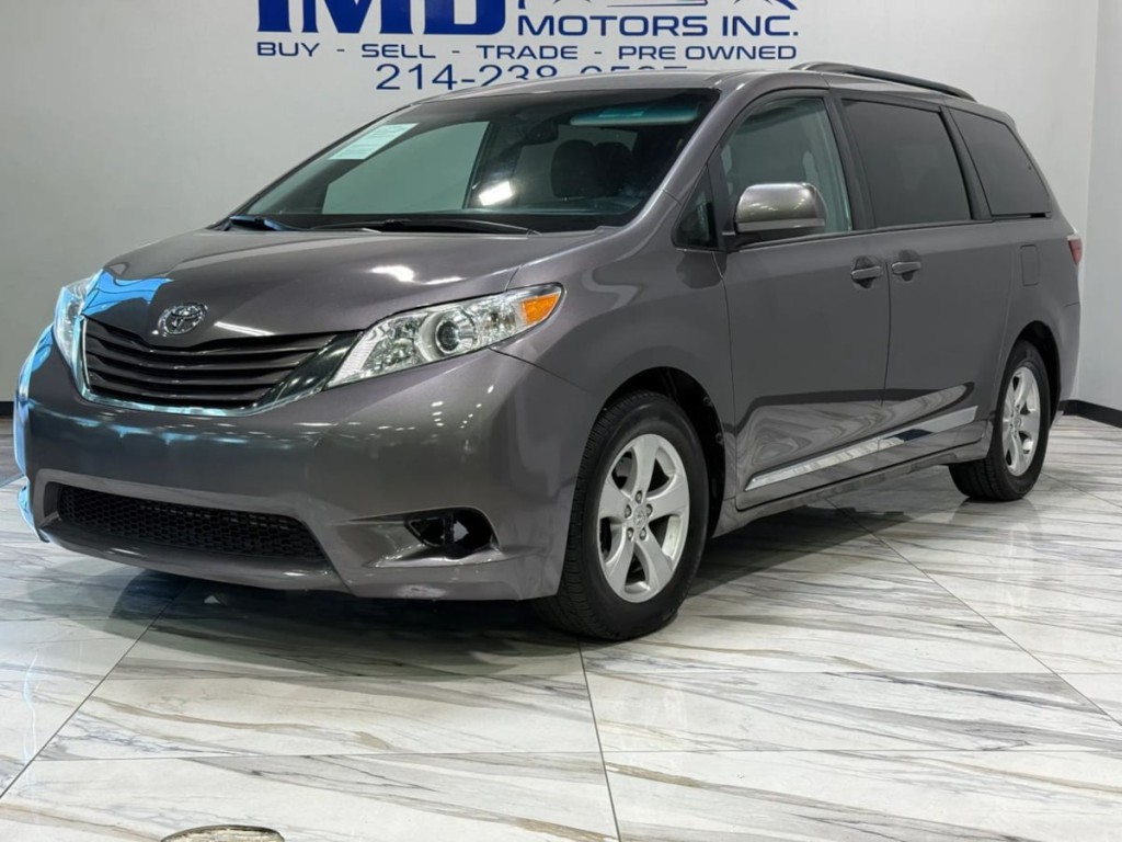 2017 Toyota Sienna Image 2