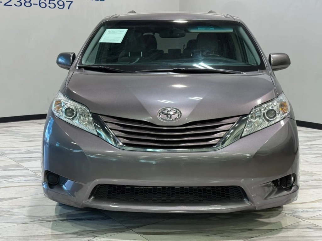 2017 Toyota Sienna Image 3