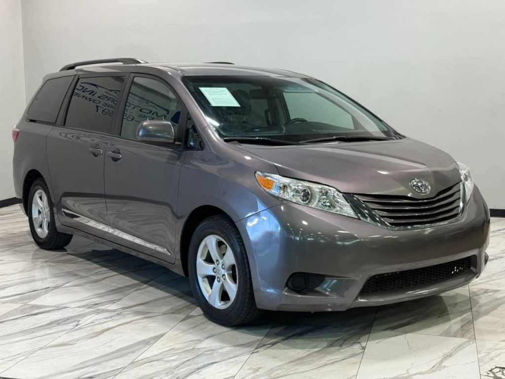 2017 Toyota Sienna Image 4