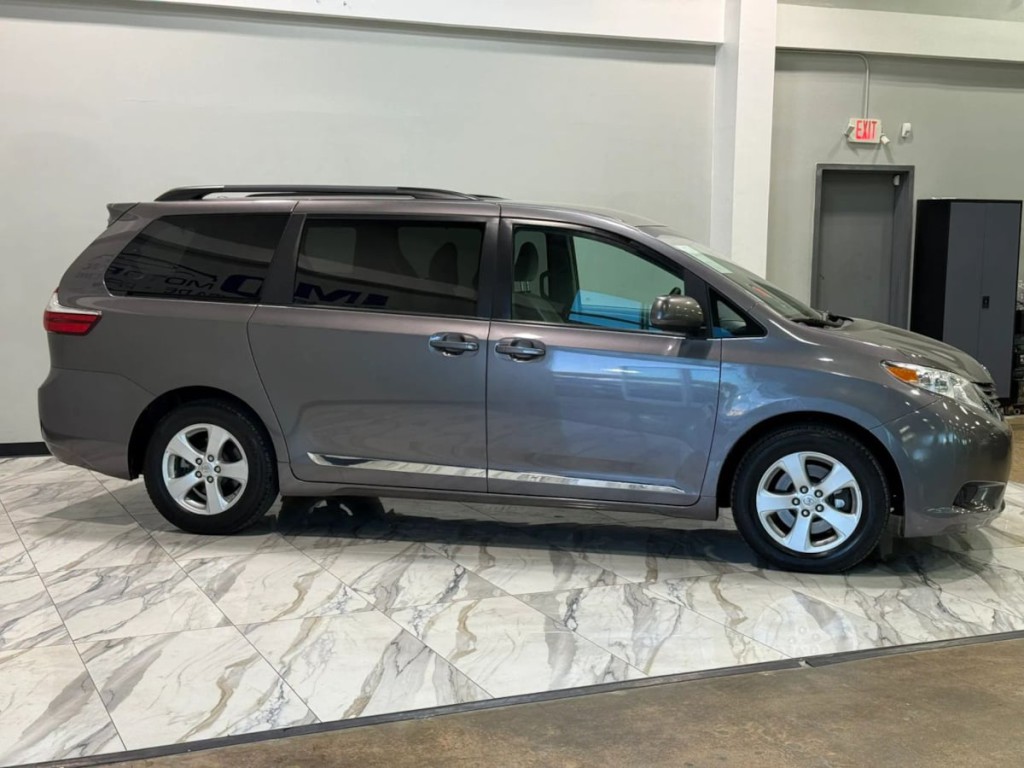 2017 Toyota Sienna Image 5