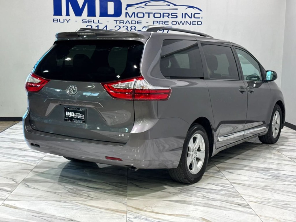 2017 Toyota Sienna Image 6