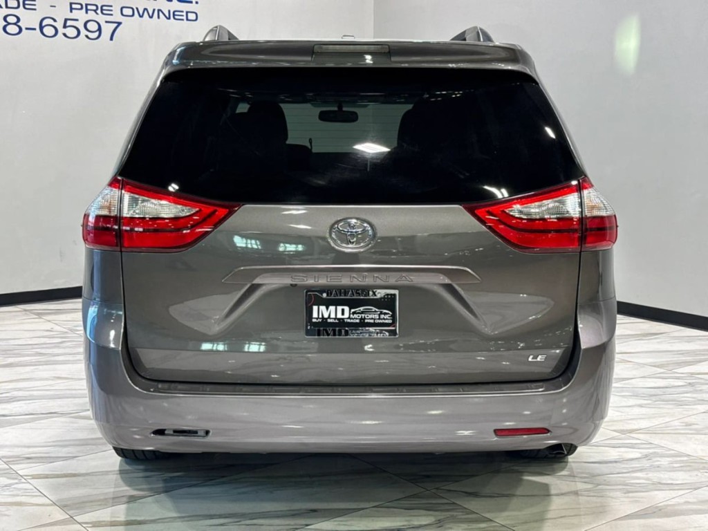 2017 Toyota Sienna Image 7