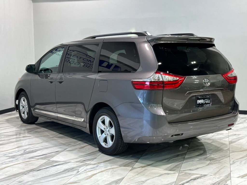2017 Toyota Sienna Image 8