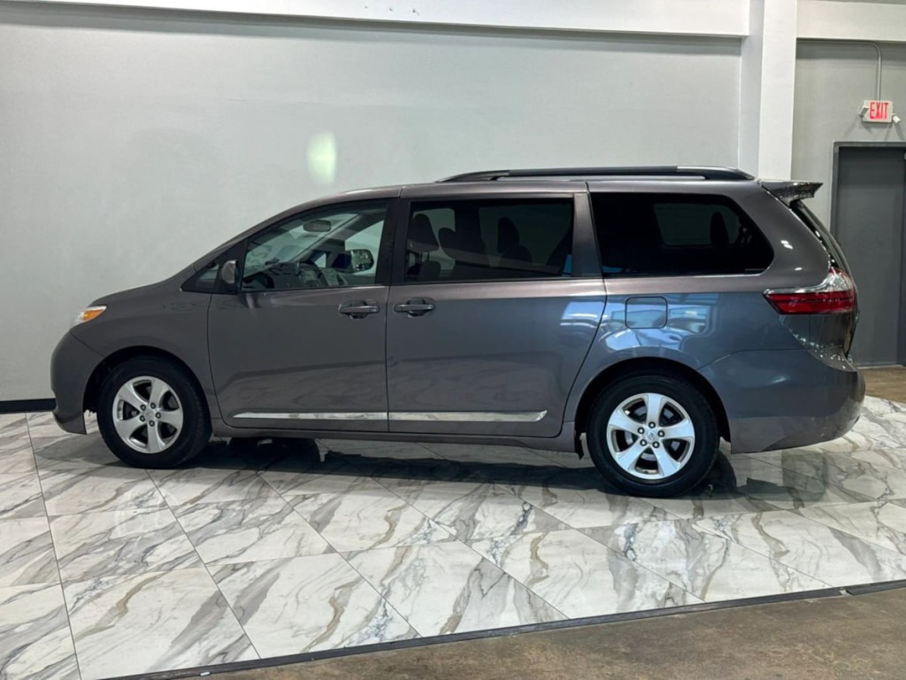 2017 Toyota Sienna Image 9
