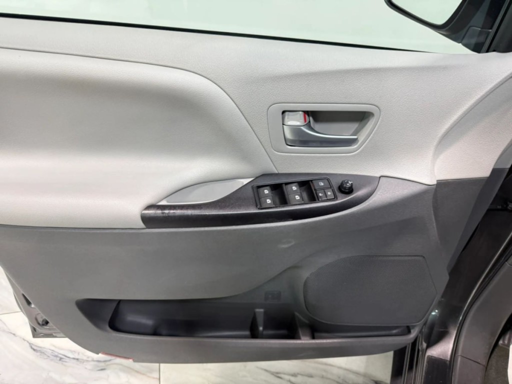 2017 Toyota Sienna Image 10